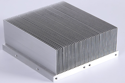 Ma&szlig;geschneiderter Aluminium-K&uuml;hlk&ouml;rper mit gesch&auml;lten Lamellen. 