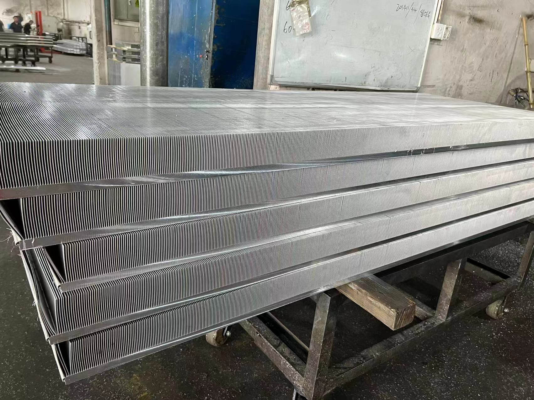 Das Hochleistungs -Energiespeicher von WinShare Thermal ist eine &uuml;berlegene K&uuml;hlung f&uuml;r Energiespeichersysteme. Integrieren Sie die fortschrittliche Skived Flossen-Technologie in hocheffiziente Kupferw&auml;rmerohre und sorgt f&uuml;r ein optimales thermisches Management und verbessert die Zuverl&auml;ssigkeit und Leistung der Systeme in kompakten, leistungsstarken Anwendungen.